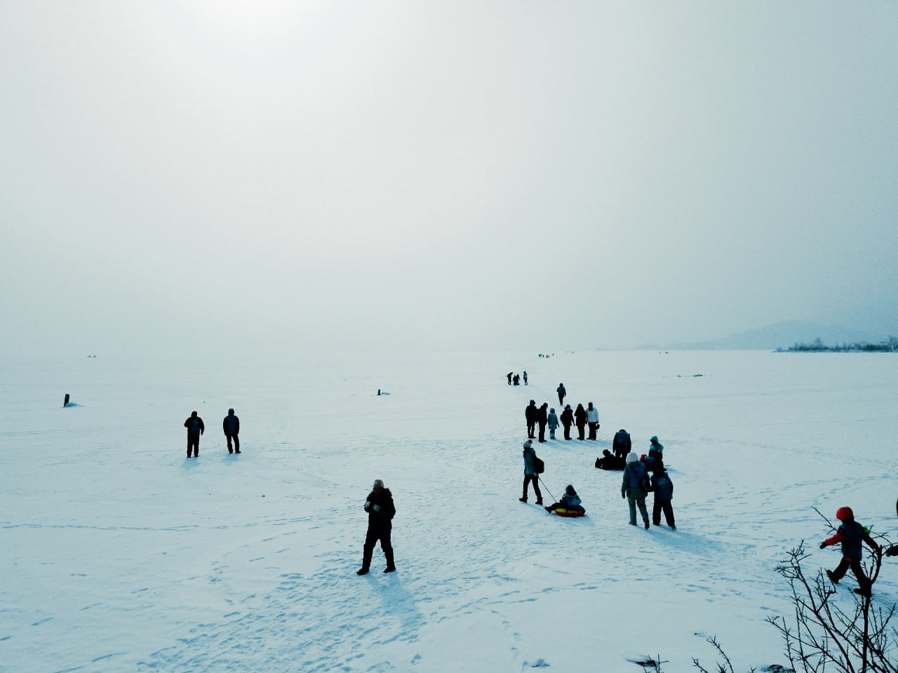 Пока автомобильную переправу на Ольхон открывали, закрывали, и снова открывали, по льду Байкала проложили пеший маршрут, на прошлой неделе им уже воспользовались более 1000 туристов из нескольких регионов России Пока автомобильную переправу на Ольхон открывали, закрывали, и снова открывали, по льду Байкала проложили пеший маршрут, на прошлой неделе им уже воспользовались более 1000 туристов из нескольких регионов России
