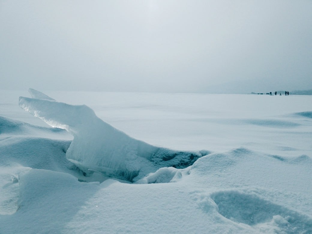 Пока автомобильную переправу на Ольхон открывали, закрывали, и снова открывали, по льду Байкала проложили пеший маршрут, на прошлой неделе им уже воспользовались более 1000 туристов из нескольких регионов России Пока автомобильную переправу на Ольхон открывали, закрывали, и снова открывали, по льду Байкала проложили пеший маршрут, на прошлой неделе им уже воспользовались более 1000 туристов из нескольких регионов России
