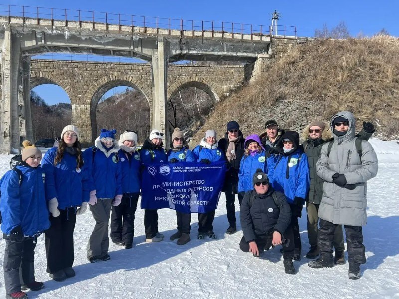Пока автомобильную переправу на Ольхон открывали, закрывали, и снова открывали, по льду Байкала проложили пеший маршрут, на прошлой неделе им уже воспользовались более 1000 туристов из нескольких регионов России Пока автомобильную переправу на Ольхон открывали, закрывали, и снова открывали, по льду Байкала проложили пеший маршрут, на прошлой неделе им уже воспользовались более 1000 туристов из нескольких регионов России