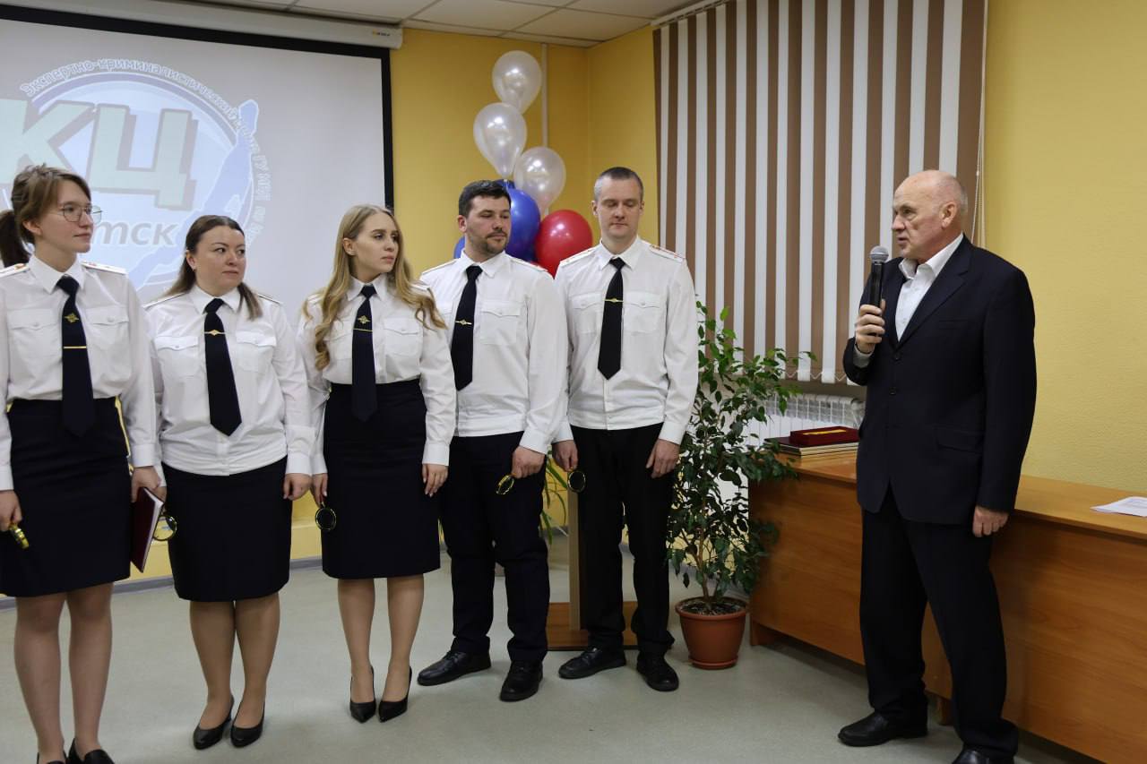 В Экспертно-криминалистическом центре ГУ МВД России по Иркутской области прошел торжественный ритуал посвящения в эксперты В Экспертно-криминалистическом центре ГУ МВД России по Иркутской области прошел торжественный ритуал посвящения в эксперты