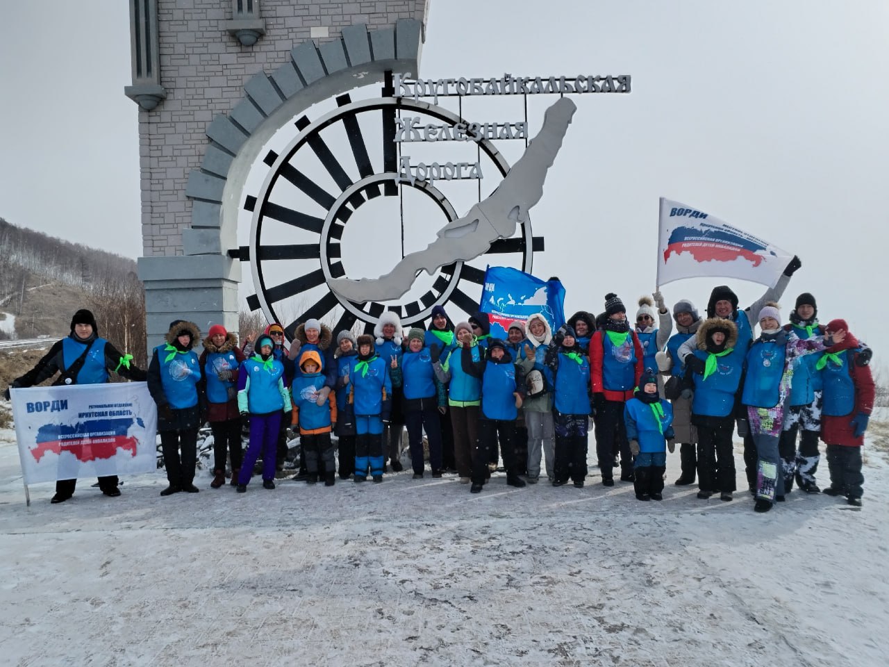 Пока автомобильную переправу на Ольхон открывали, закрывали, и снова открывали, по льду Байкала проложили пеший маршрут, на прошлой неделе им уже воспользовались более 1000 туристов из нескольких регионов России