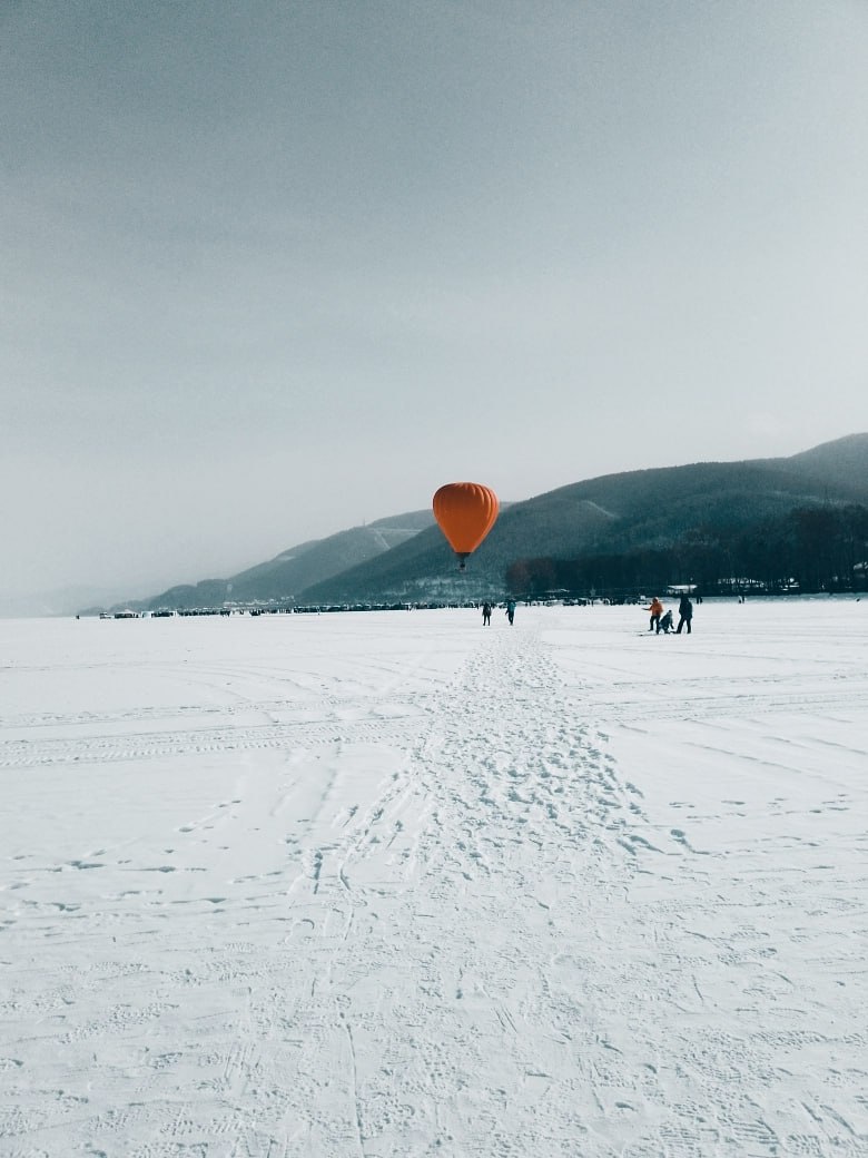 Пока автомобильную переправу на Ольхон открывали, закрывали, и снова открывали, по льду Байкала проложили пеший маршрут, на прошлой неделе им уже воспользовались более 1000 туристов из нескольких регионов России Пока автомобильную переправу на Ольхон открывали, закрывали, и снова открывали, по льду Байкала проложили пеший маршрут, на прошлой неделе им уже воспользовались более 1000 туристов из нескольких регионов России