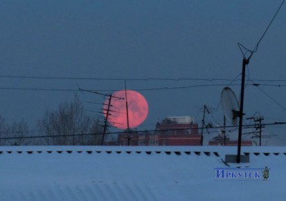 Связан ли такой цвет сегодняшней утренней Луны с затмением или нет, но факт остается фактом: красиво! Снимок сделан в Иркутске примерно в 7:30 утра