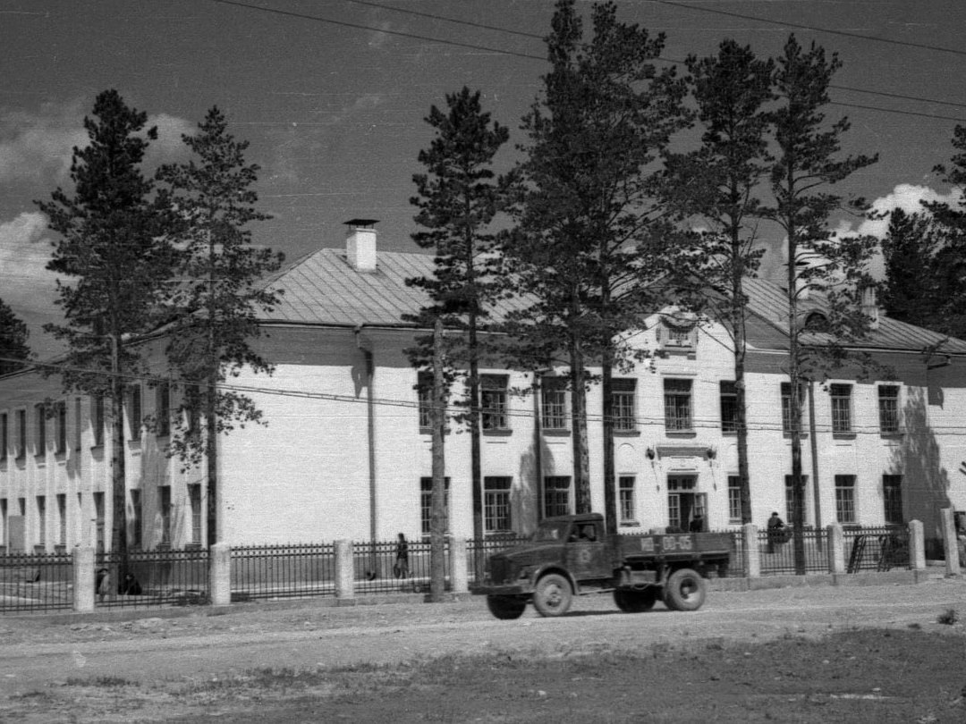 Значимым событием в летописи будущего Ангарска стало открытие школы № 1 Значимым событием в летописи будущего Ангарска стало открытие школы № 1