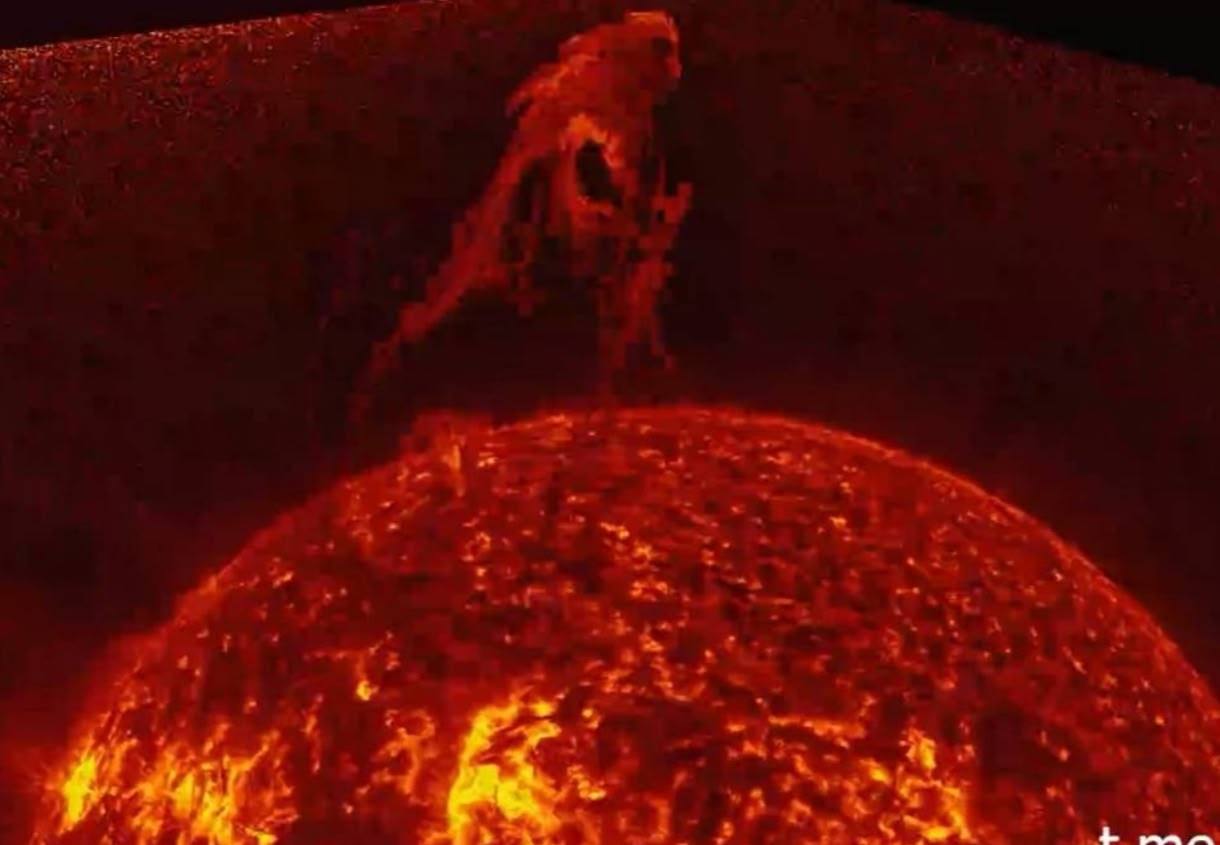 На Солнце произошел выброс гигантского протуберанца