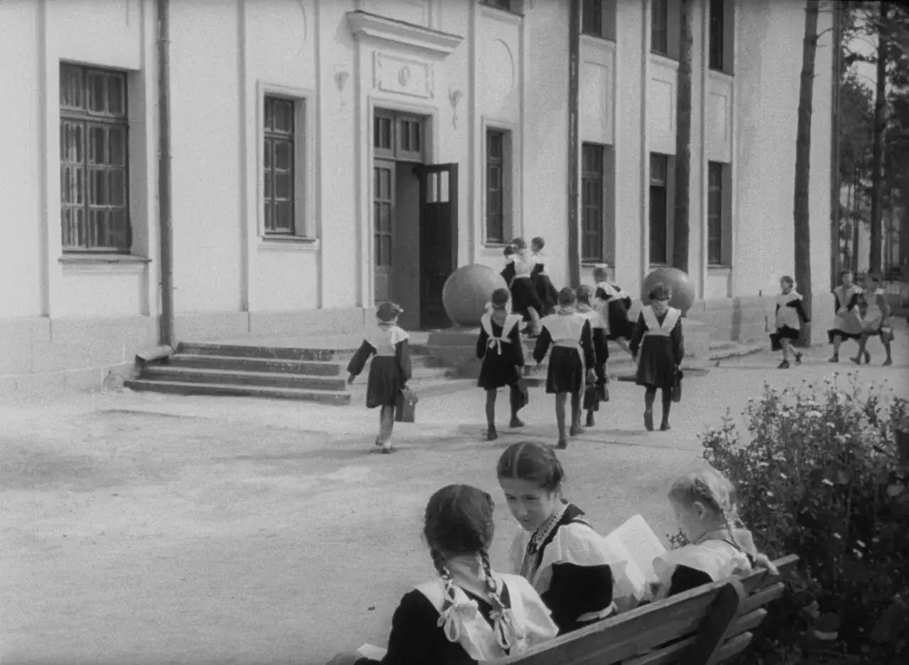 Значимым событием в летописи будущего Ангарска стало открытие школы № 1 Значимым событием в летописи будущего Ангарска стало открытие школы № 1