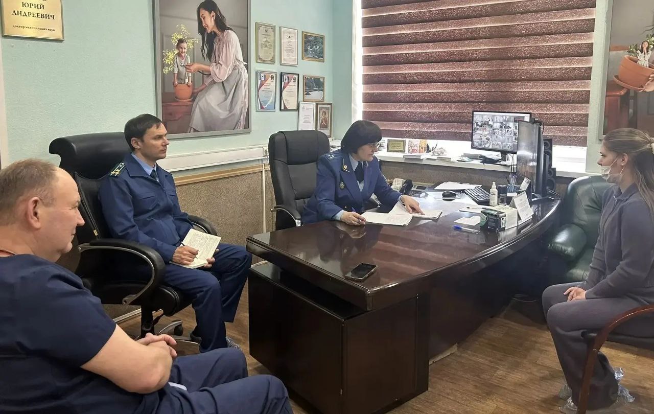 В рамках работы мобильной приемной заместителем прокурора Иркутской области Исакановой Л.Е. осуществлен выезд в Областную детскую клиническую больницу, в которой получают медицинскую помощь дети со всего региона, в том числе... В рамках работы мобильной приемной заместителем прокурора Иркутской области Исакановой Л.Е. осуществлен выезд в Областную детскую клиническую больницу, в которой получают медицинскую помощь дети со всего региона, в том числе...