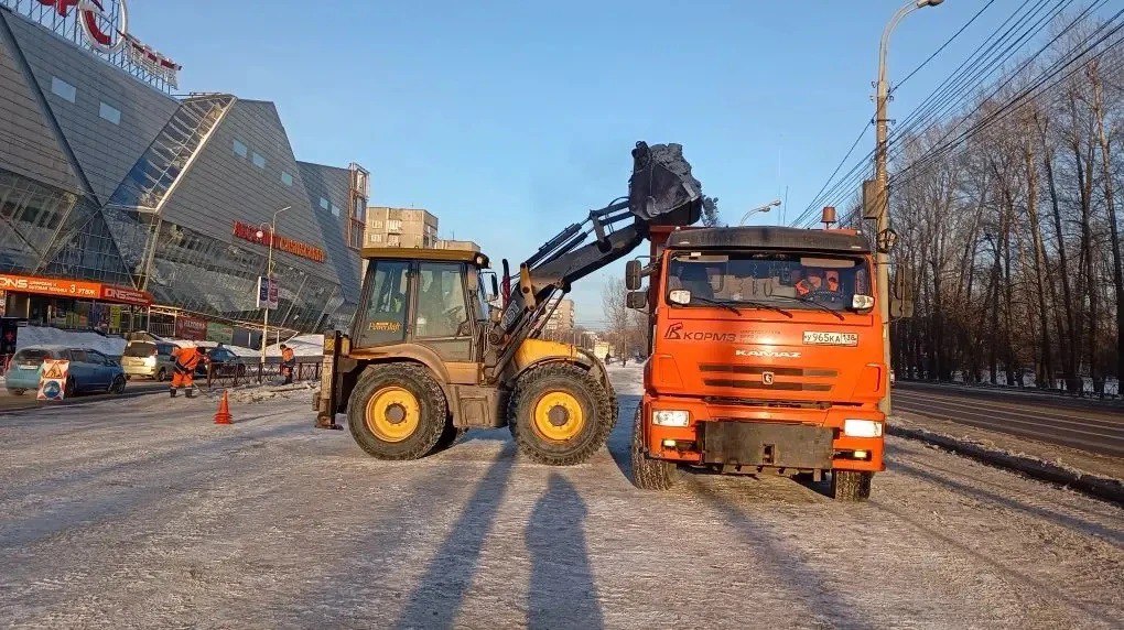 Весна наступила, но на улицах все еще полно снега – с этим борются коммунальные службы