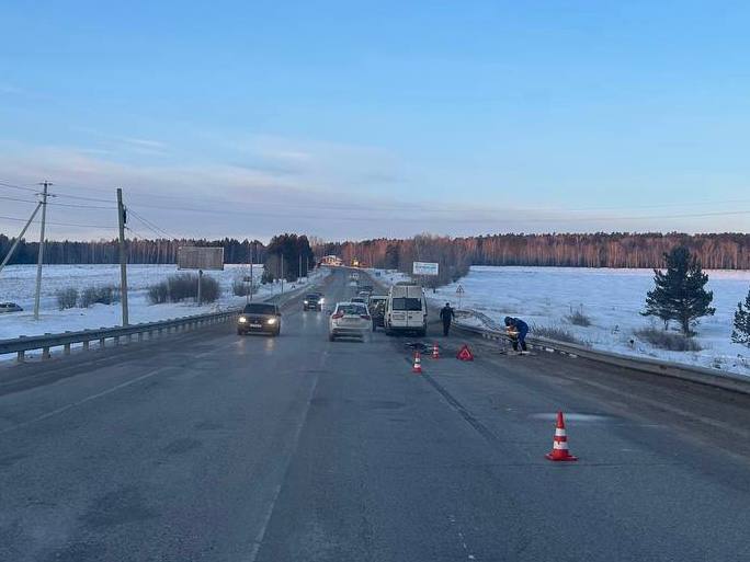 Сотрудники Госавтоинспекции разбираются в обстоятельствах ДТП с участием маршрутного автобуса Сотрудники Госавтоинспекции разбираются в обстоятельствах ДТП с участием маршрутного автобуса