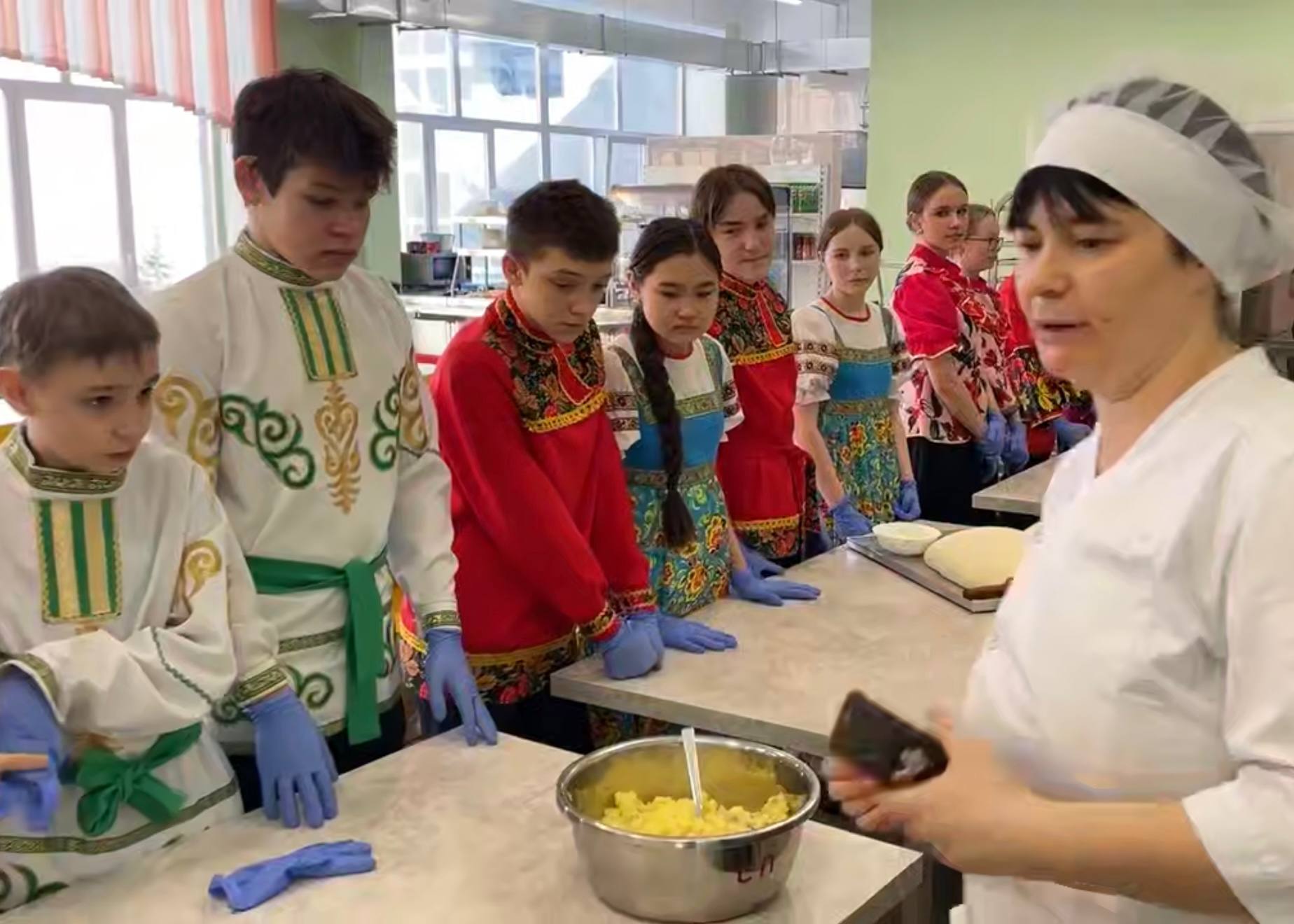 В иркутской школе прошел праздник сибирского пирога