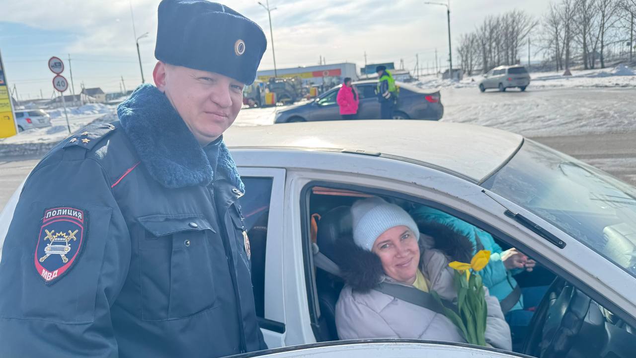 Весенний сюрприз: к акции «Цветы для автоледи» присоединились заларинские госавтоинспекторы Весенний сюрприз: к акции «Цветы для автоледи» присоединились заларинские госавтоинспекторы