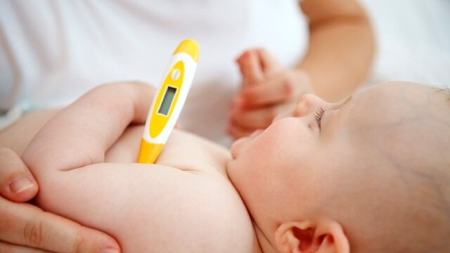 Температура у новорожденного: когда паниковать и как помочь