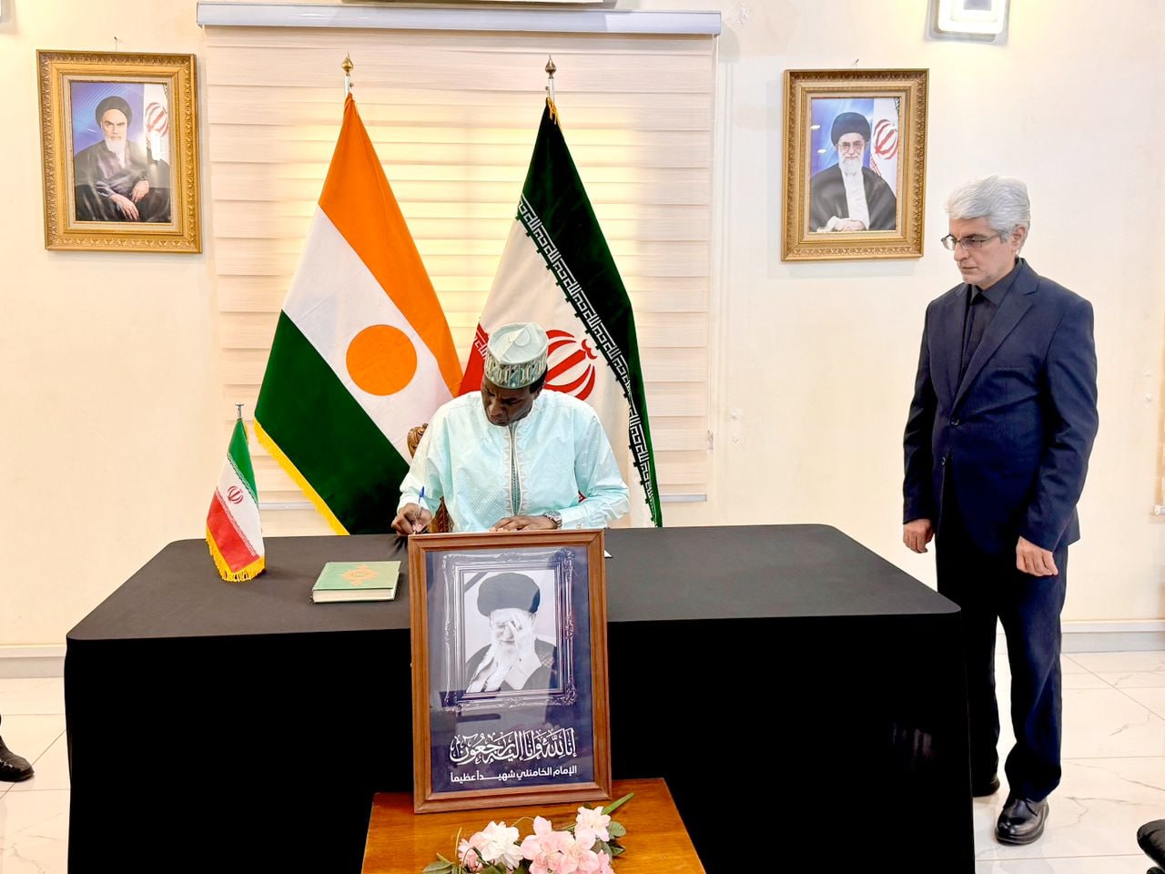 Премьер Нигера оставил запись в книге соболезнований после гибели верховного лидера Ирана Али Хаменеи