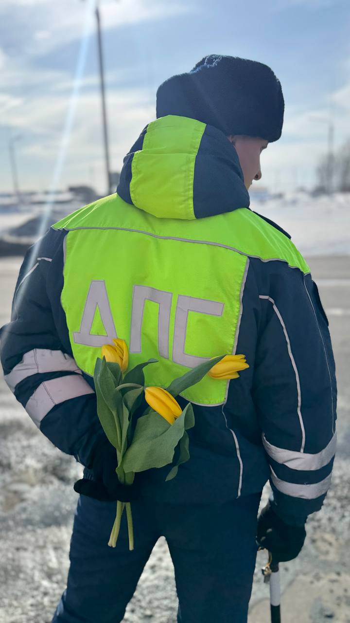 Весенний сюрприз: к акции «Цветы для автоледи» присоединились заларинские госавтоинспекторы