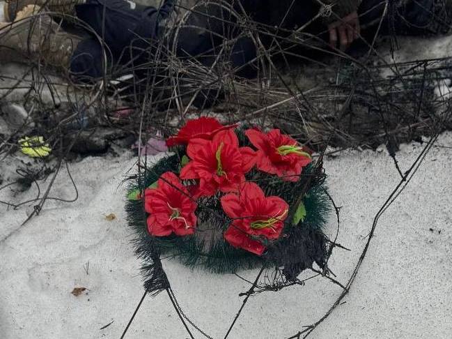 Пытался согреться от горящих могил Пытался согреться от горящих могил