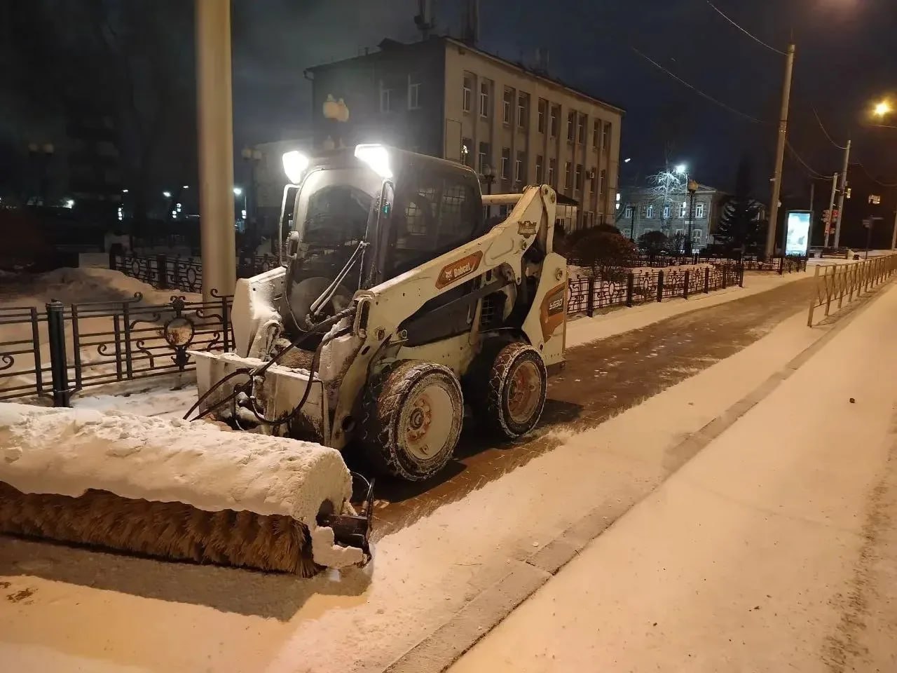 После непогоды в Иркутске усилили уборку улиц и обработку от гололеда