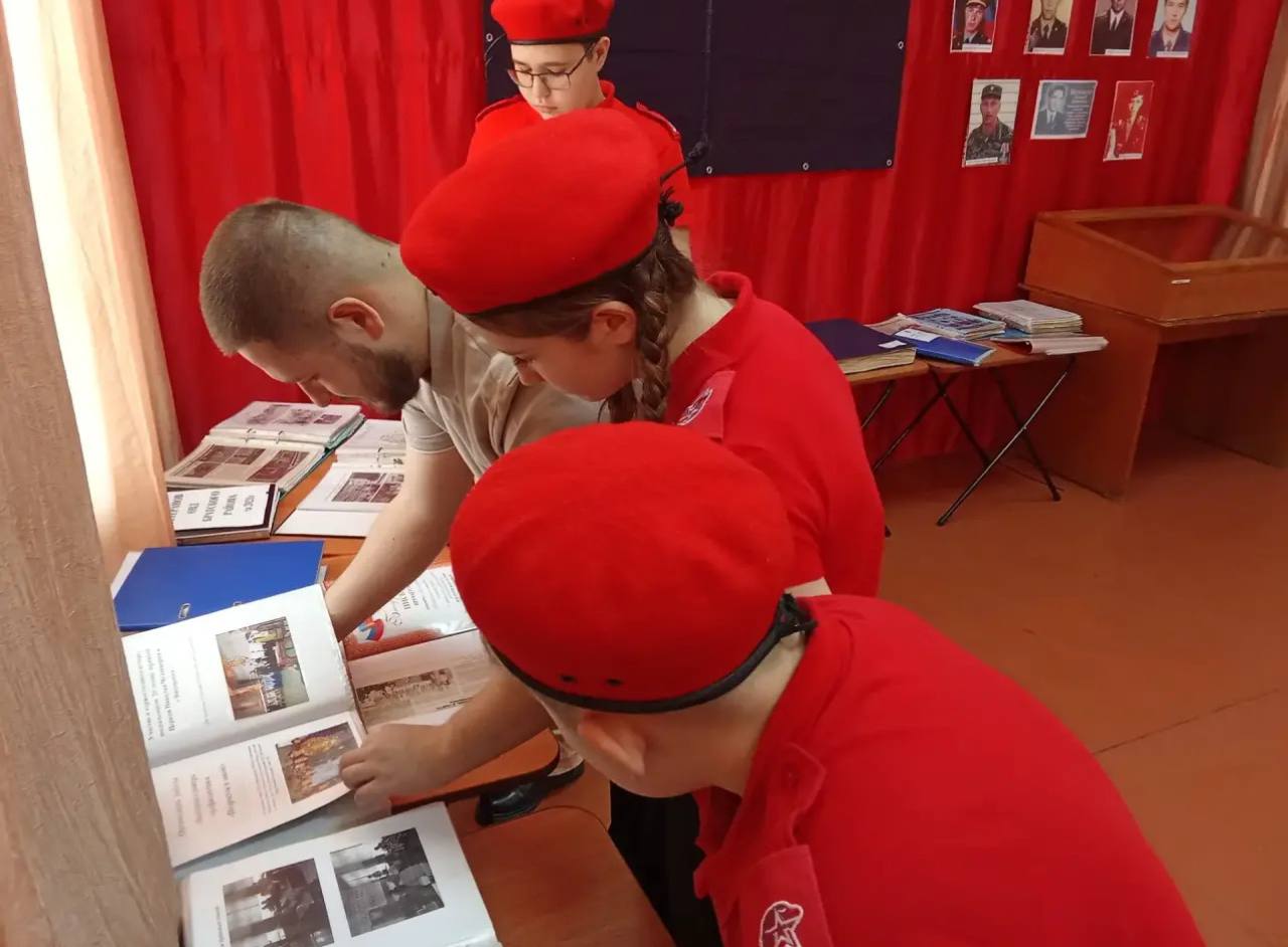 В Братске транспортные полицейские приняли участие в торжественном открытии выставки, посвященной Совету ветеранов ОВД Братского района «Служа закону, служили народу» В Братске транспортные полицейские приняли участие в торжественном открытии выставки, посвященной Совету ветеранов ОВД Братского района «Служа закону, служили народу»