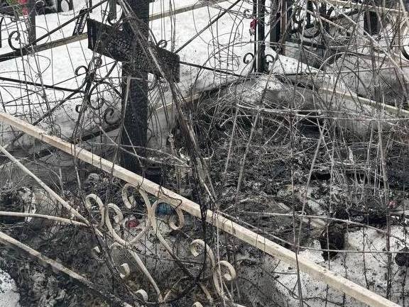 Пытался согреться от горящих могил