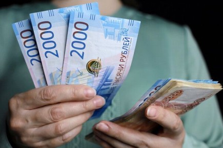 Россияне получат пенсии, зарплаты и пособия по новому графику в марте