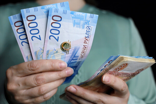 Россияне получат пенсии, зарплаты и пособия по новому графику в марте