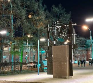 Доброй ночи, Иркутск!. Памятник авиаконструкторам Михаилу Милю и Николаю Камову, улица Ленина «Город Иркутск» в MAX