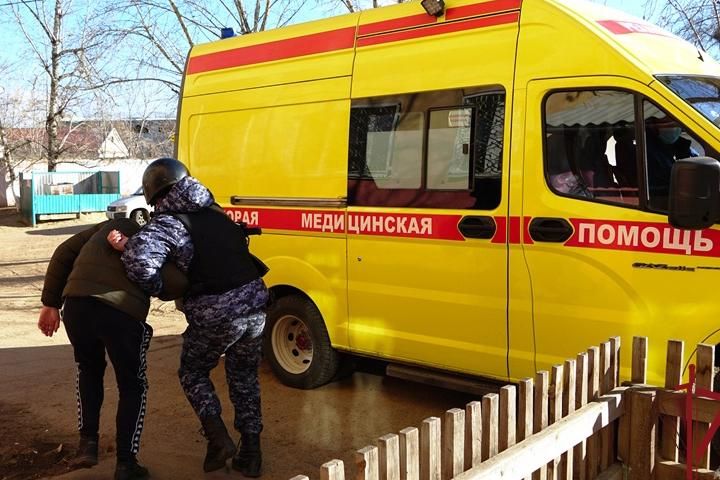 Лежал без сознания, а очнувшись, напал на врачей: мужчина закидал камнями машину «скорой»