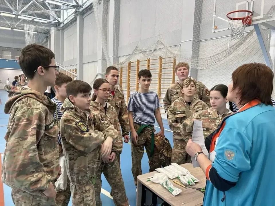 В школах Иркутска проходит отборочный этап военнопатриотической игры «Зарница2.0»! Дети с первых по одиннадцатые классы отрабатывают строевую подготовку, учатся оказывать первую помощь, соревнуются в спортивных испытаниях и...