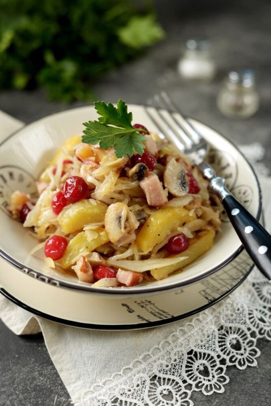 Волшебная гармония вкусов: тушеный картофель с грибами и копченостями