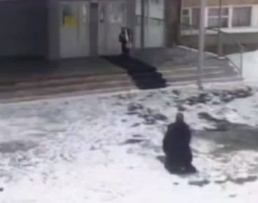 Пьяный мужчина напугал детей на территории школы в Иркутской области, совершая действия, похожие на намаз