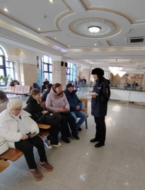 Инспектор отделения по делам несовершеннолетних Восточно-Сибирского ЛУ МВД России на транспорте Мария Горяинова совместно с работниками железной дороги в рамках акции «Безопасный транспорт» провела рейд на железнодорожном...