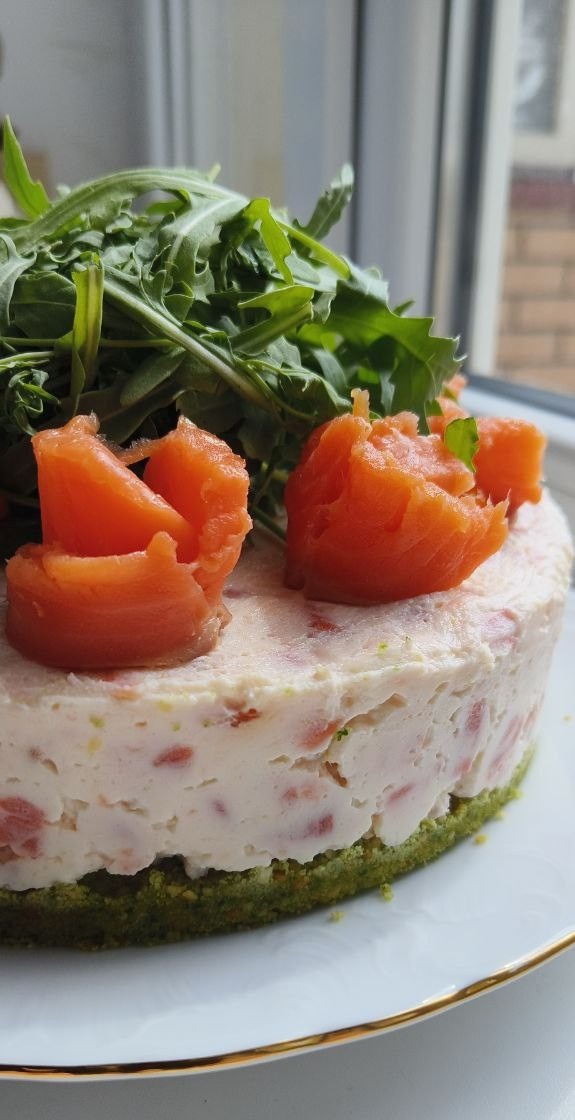 Закусочный чизкейк с лососем: легкий способ удивить гостей
