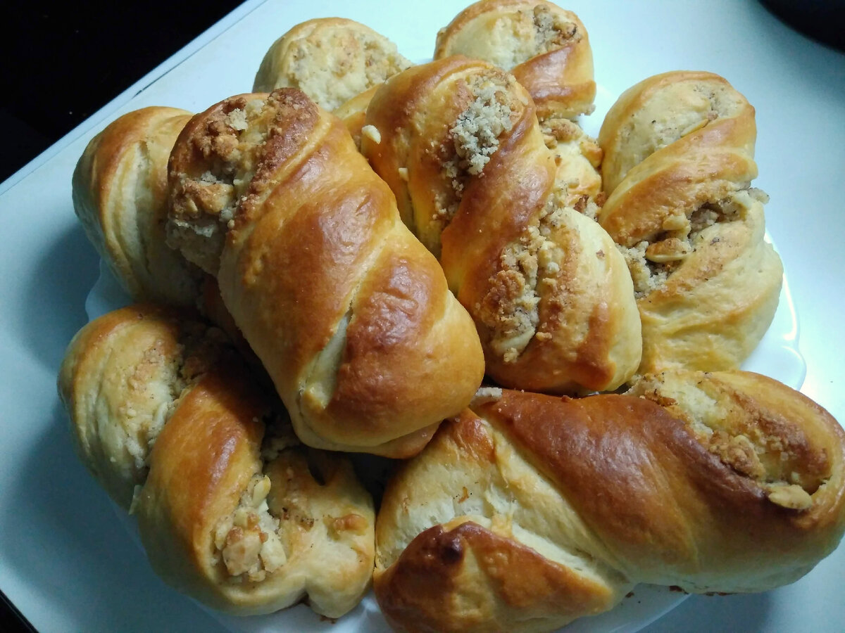 Кручёные булочки с ореховой начинкой
