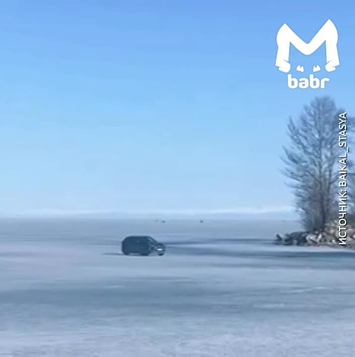 Безбашенные водилы продолжают гонять по подтаявшему Байкалу