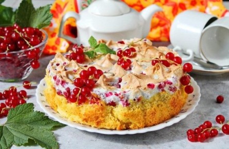 Сочный пирог с красной смородиной: легко и вкусно для любого повода