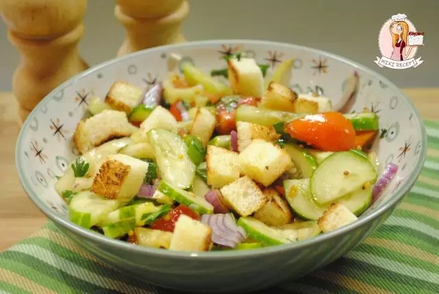 Овощной салат "Панцанелла": вкусовая симфония с хрустящими сухариками