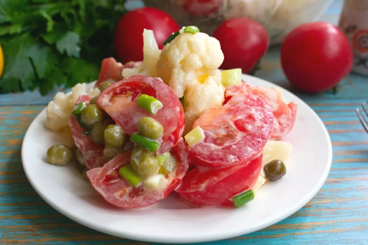 Праздничный салат из цветной капусты: легкий и яркий