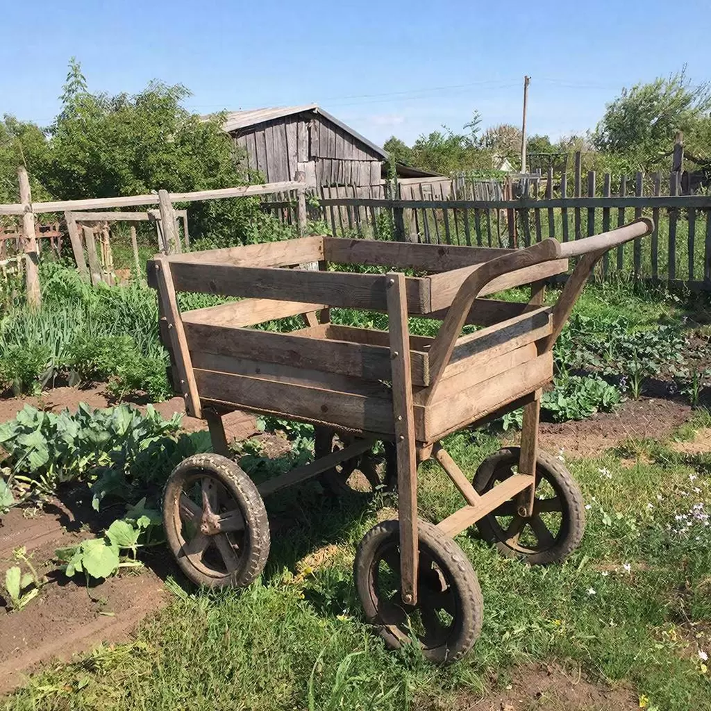 Как вернуть жизнь старой коляске: креативный подход к созданию дачной тележки