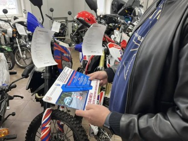 Госавтоинспекторы и общественники проводят профилактические беседы в местах продажи мототехники в Ангарске