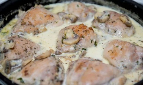 Куриные бедрышки в шелковом сливочно-грибном соусе: французская классика на вашей сковороде