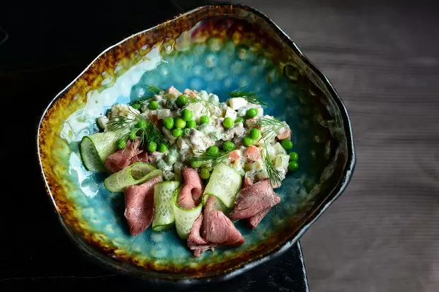 Оливье с ростбифом и свежими огурцами: новый взгляд на классический салат