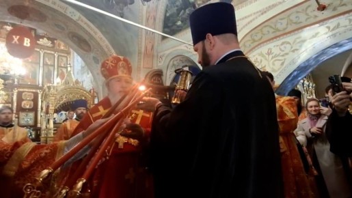 Частицу Благодатного огня доставила в областной центр режиссер ГТРК «Иркутск» Ольга Лакина