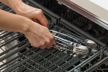 Как вернуть блеск старым столовым приборам: секреты работы с посудомойкой