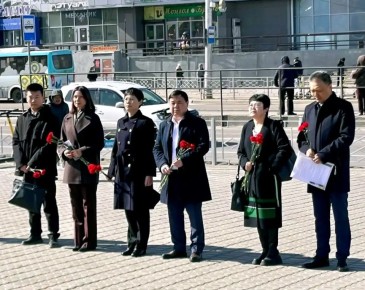 Делегация Генконсульства КНР в г.Иркутске почтила память погибших на фронтах Великой Отечественной войны жителей Бурятии