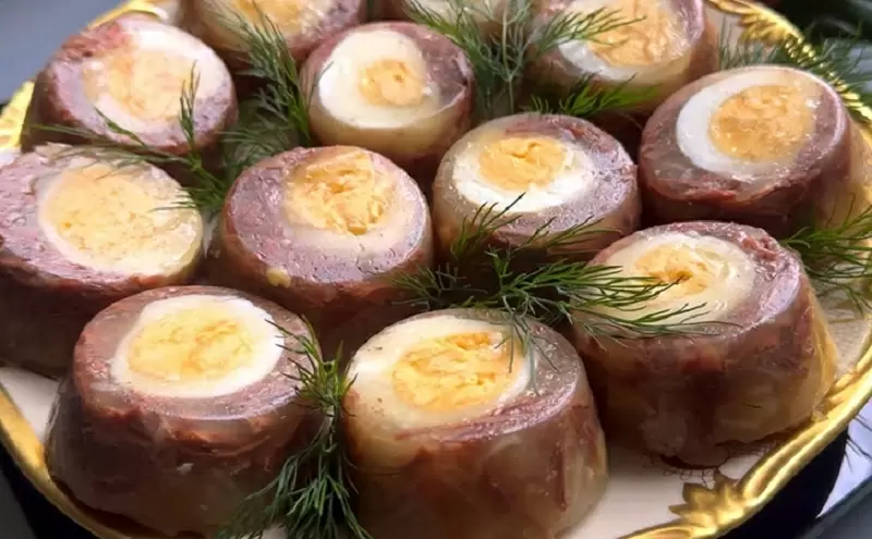 Новогоднее заливное порционно: традиции и современные удобства в одном блюде