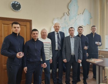 Сегодня министр спорта Иркутской области Виктор Учеватов вручил знаки и удостоверения мастера спорта России игрокам хоккейного клуба «Байкал-Энергия»