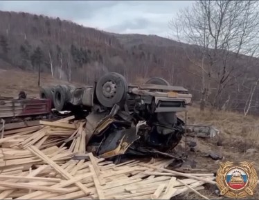 В Слюдянском районе сотрудники Госавтоинспекции разбираются в обстоятельствах ДТП с большегрузом