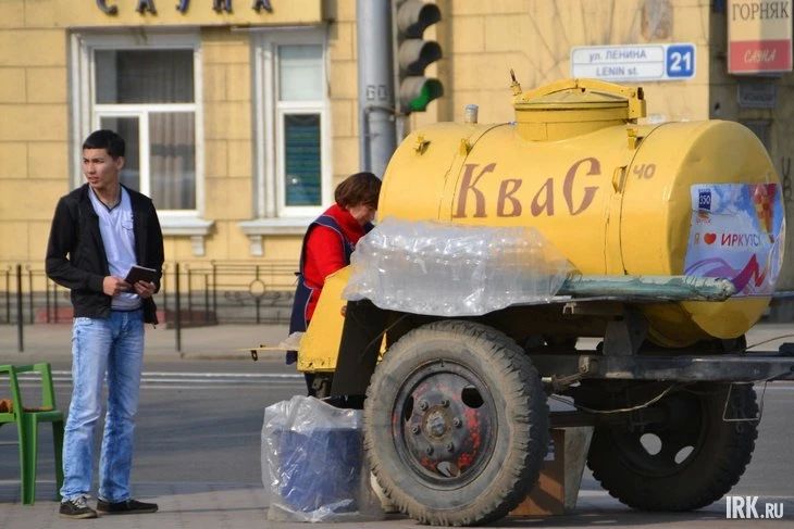 На улицах снова появились бочки с квасом, а вместе с ними и сезонный вопрос «какая безопасная норма у этого напитка?»