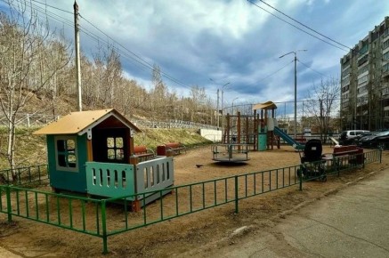 В микрорайоне Университетский, который входит в избирательный округ № 28 председателя Думы Иркутска Евгения Стекачева, началось благоустройство за счет «фонда поддержки избирательных округов»