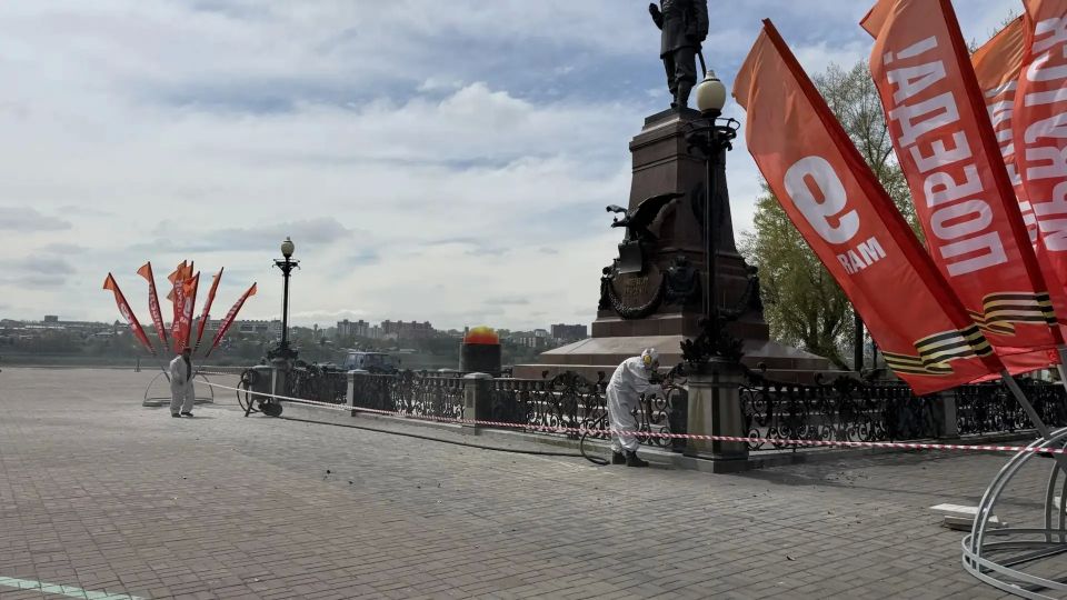 Ограждение вокруг памятника Александру III ремонтируют в Иркутске
