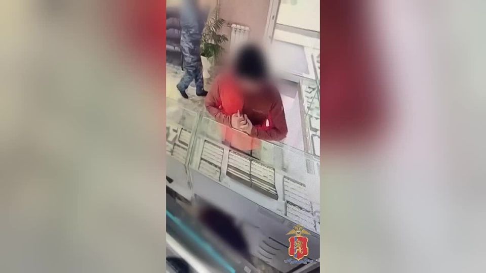 Мужчина, ограбивший ювелирный магазин в Ачинске и переплавивший золото в слитки, заключён под стражу